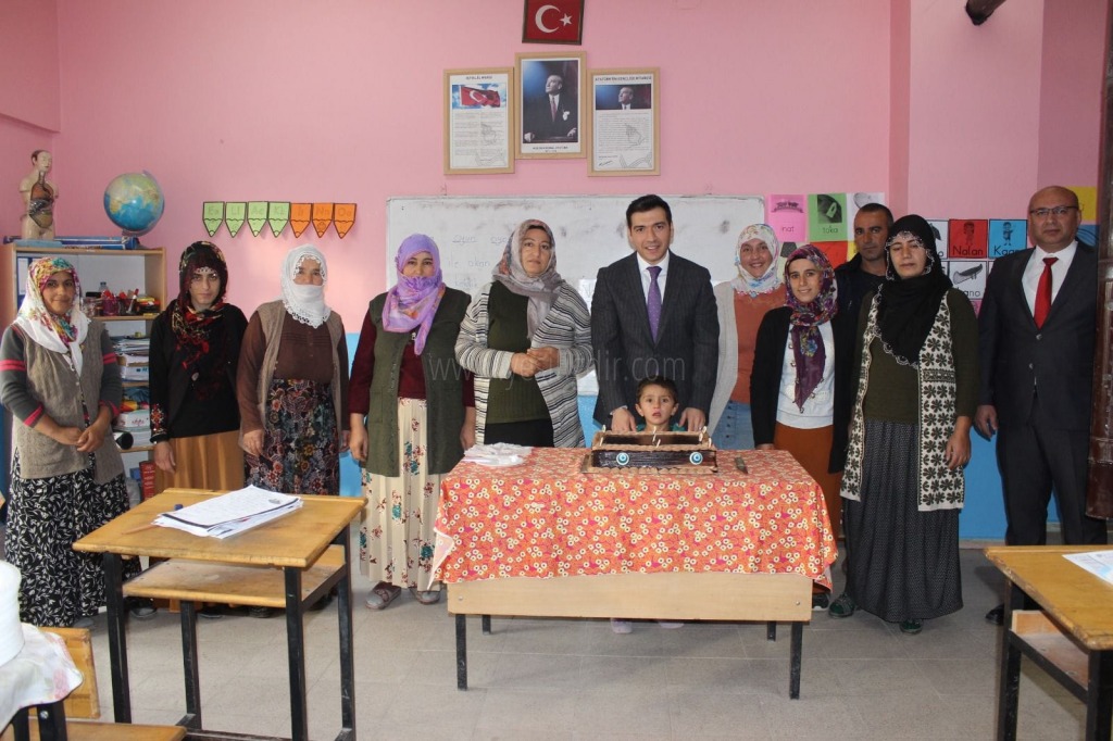 Kaymakam Furkan Atalık Okuma yazma kursunu ziyaret etti.