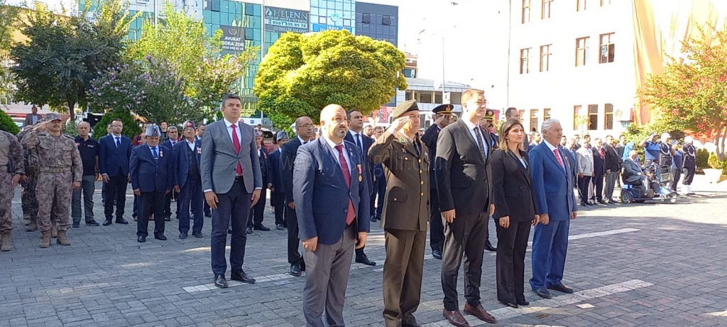 Gaziler Günü’nde Atatürk Anıtı’na Çelenk Sunuldu