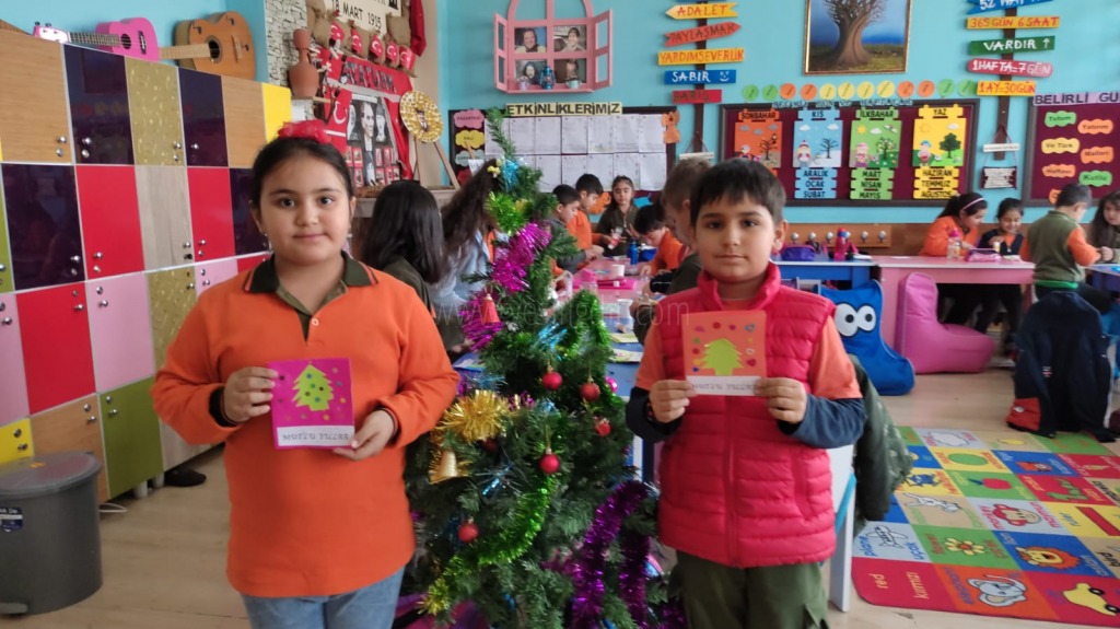 Öğrenciler Yeni yıl Tebrik kartlarını Erzincan Huzurevine posta ile gönderdiler.