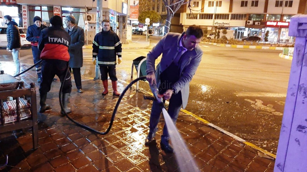 Başkan  Yaşar Akkuş, İtfaiye aracı ile kaldırımları yıkayıp temizledi.