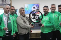 Takım Kaptanı Ali Kazan, Masters Şampiyonluk Kupalarını Başkan Cantürk Alagöz'e Hediye Etti