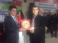 Iğdır İl Kültür ve Turizm Müdürü Osman Engindeniz, Ege bölgesi Kars - Ardahan - Iğdır derneğinden plaket aldı
