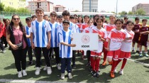 Iğdır'da düzenlenen Bölgesel Futbol Küçükler Kız/Erkek Grup Müsabakaları, 9 ilden yaklaşık 250 sporcunun katılımıyla başladı.