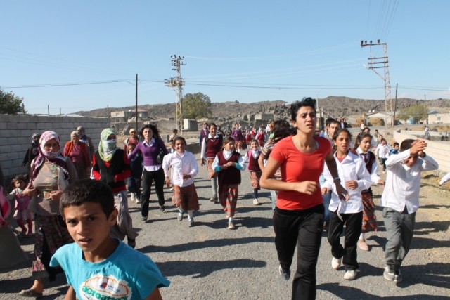 PKK' 6 Öğretmeni Kaçırdı Öğrenci ve Köylülerin Direnişiyle Serbest Bıraktı