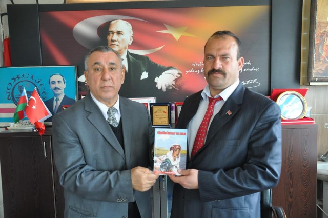 Serdar Ünsal “Yüreğim İrevan’da Kaldı “Romanını Kafkas Çeçen Derneği Başkanı Muharrem Çeçen’e   Hediye Etti