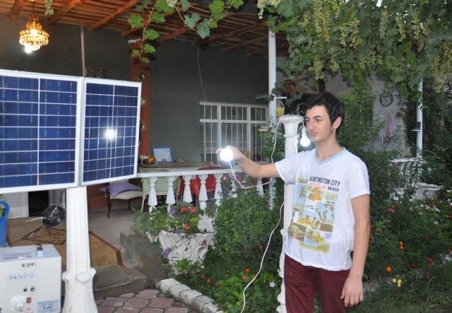 Iğdır’ Da  İlk Olarak Uygulanan Solar Güneş Enerjisiyle Ev Ve Bahçe Aydınlatılması Yapıldı
