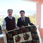 İl Kültür ve Turizm Müdürü Osman Engindeniz, Kültür Bakanı Günay’a Karabağ Halısını Takdim etti