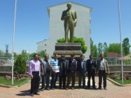 Köylüler, Atatürk Anıtına 'Arazimiz Gasp Edildi' Dilekçesi Bıraktı