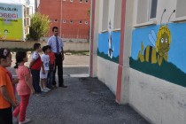 Iğdır Kurtuluş İlkokulu  Dış Duvarı  Rengarenk Boyanarak Süslendi